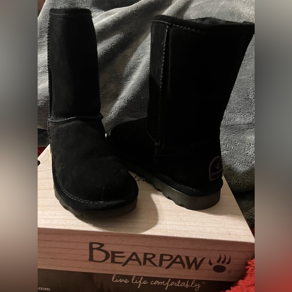 NEW BEARPAW BOOTS SIZE 8